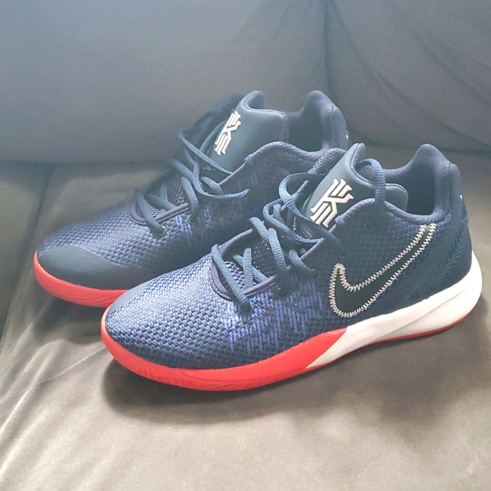 Nike (6Y) Kyrie Irving Sneakers